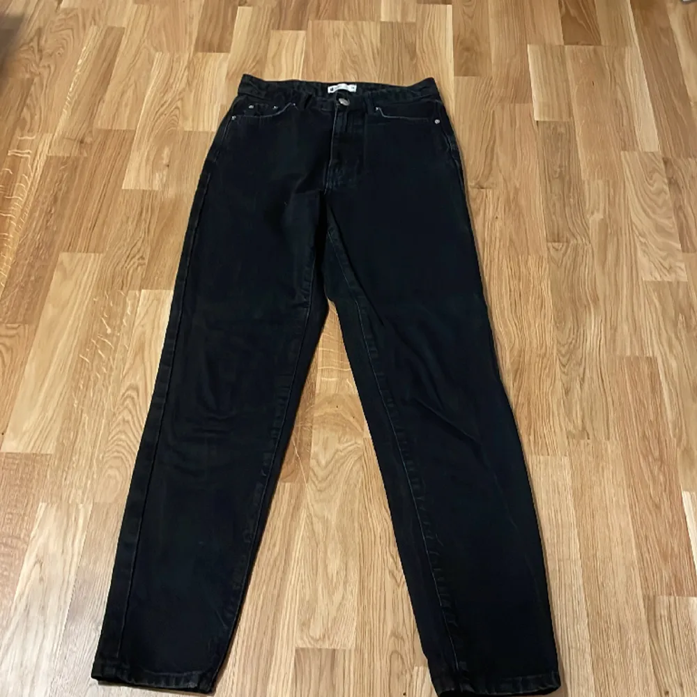 Ett år svart jeans från Gina som använts Max 2-3 gånger i storlek 34. Jeans & Byxor.