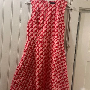 Polkafärgad klänning  - Elegant klänning från MQ i fint skick 