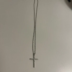 Halsband kors - Superfint halsband med ett kors på. Köptes på Ur & Penn och är ej äkta silver så jag skulle rekommendera att inte duscha med den. Säljer då jag använder guld mer och gillar det bättre. 