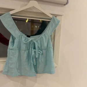 Söt topp - Supergullig topp från gina, aldrig använd