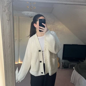 Stickad kofta - Superfin härlig och fin färg. Har flera liknande, så denna kommer tyvärr inte till användning längre 💕💕 PRIS KAN DISKUTERAS OCH MÄNGDRABATT GES VID KÖP AV TVÅ ELLER FLER PLAGG 🤝