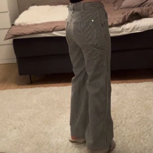 Cargo low waist  - Säljer dessa cargobyxorna med low/mid waist. Dom är från Mango och är i storlek 34. Nypris 699kr mitt pris 399kr