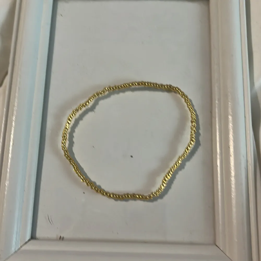 Två armband den på andra bilden är i färgen guld den är lite silver oxå den andra är från Shein . Accessoarer.