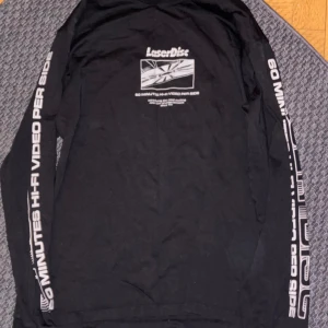 Vailent LASERDISC tröja - Schysst y2k tröja från vailent köpt på Carlings, nyskick! Säljes pga inte min stil längre.