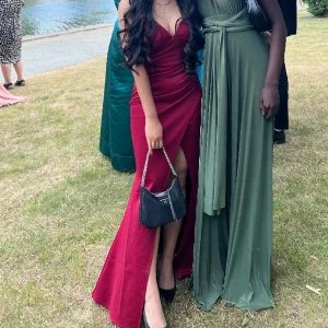 Balklänning  - Säljer denna vinröda balklänningen som är öppenrygg, endast använd en gång. Den är i storlek xs-s, bra längd för de som är 157-160. Skriv vid minsta fundering 💕