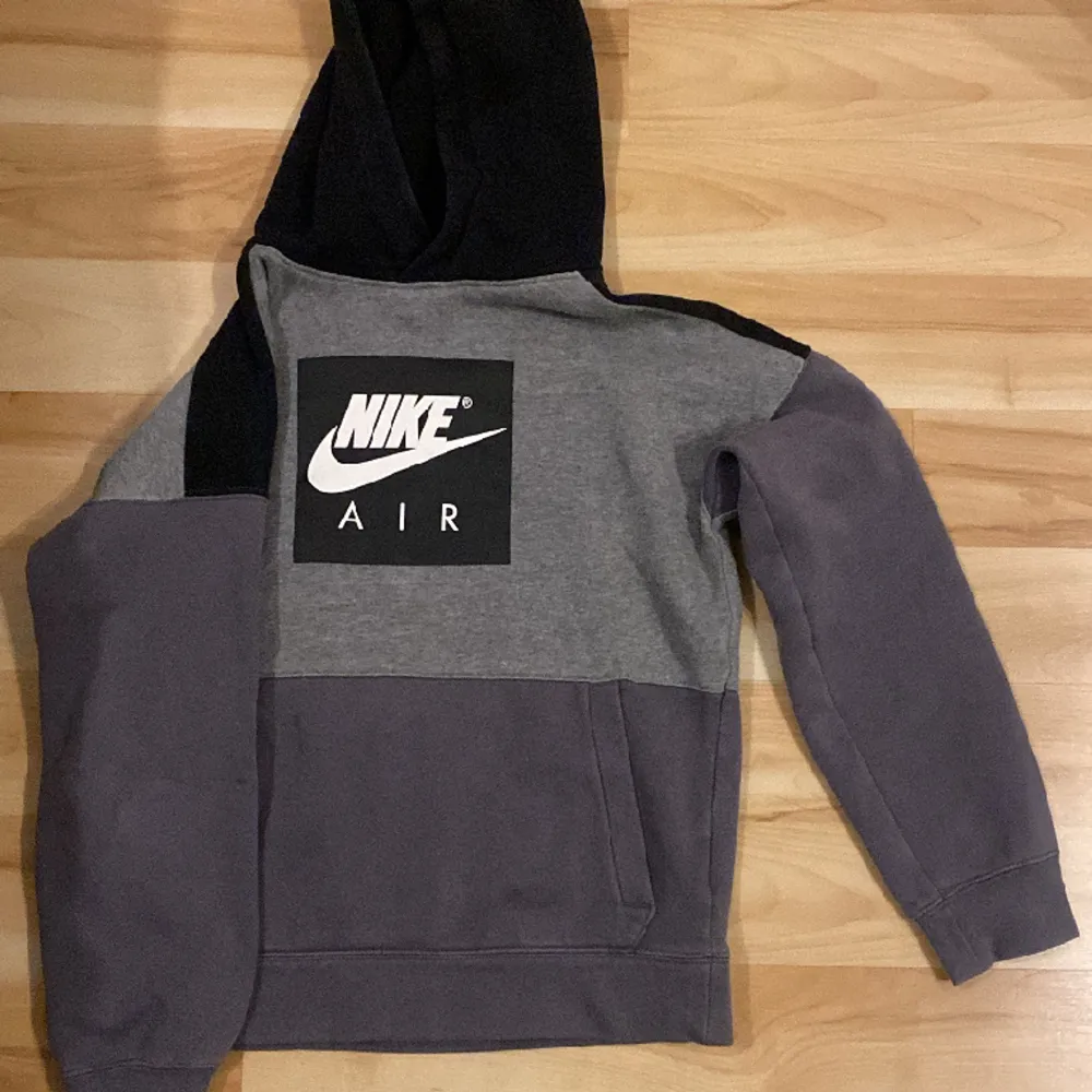 Hoodie Nike Air, storlek L barn, passar mig som är xs/s, 160/164, 34. Endast använd ett par gånger.. Hoodies.