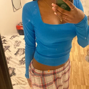 Blå tröja - Tröjan är väldigt stretchig, men sitter super bra. Tyvärr kommer den aldrig till användning och tänkte att jag kunde sälja den istället❤️