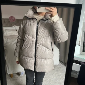 Massimo dutti jacka - Såå snygg jacka i bra skick, storlek L men de gör bara p att man får plats med en tjock tröja under, färgen är ljusgrå med rosa underton💕