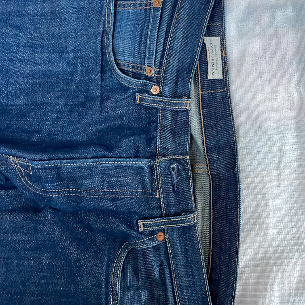 Säljer Levis 501 jeans för att jag bytt stil helt. Strl 30 x 30 och använda ett fåtal gånger. Köpta på abiti i göteborg för ca 700 kr. Säljer för ca 200 Kreml priset är inte hugget i sten så hör av dig vid frågor. Jeans & Byxor.