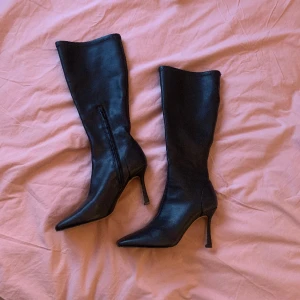 Boots med klack  - Eleganta höga boots med klack från nakd. Säljer då dom tyvärr inte kommer till användning för mig. Bekväma att gå i och nyskick. Hör av er vid frågor. Tror nypris ligger runt 1000kr🫶🏼