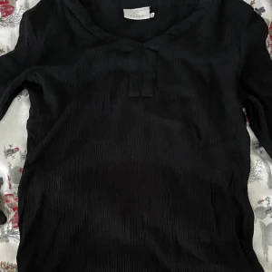 Blus - En svart blus från kaffe som ej säljs längre. Säljs då jag tycker den är för tajt  så skulle säga att den passar någon som har 34-38 beroende på hur lös man vill att den ska vara. OBS spegeln är smutsig inte tröjan