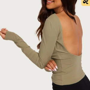 Tröja - Grön tröja med öppen rygg. Använt 1 gång. Ordinariepris 200kr men säljer för 100kr💕