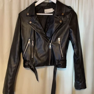 Skinnjacka från Nelly  - Nly trend skinnjacka i väldigt fint skick. Köpt förra året 