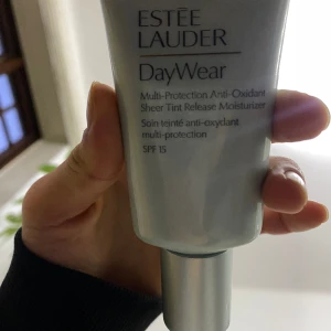 Helt ny tint day cream! säljer för felköp - Den är helt ny och aldrig använd. Råkade köpa men tint färg. Säljer den billigare än rea priset så passa på! Bra märke och bra pris. Har ingen användning av den så jag tänkte sälja den så andra som behöver den kan ta nytta av den! 