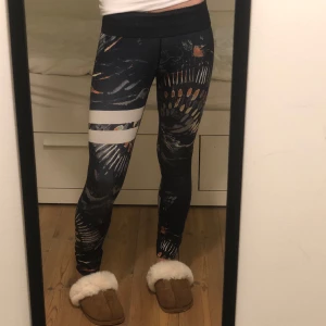 Stronger tights  - Stronger tights som använts väl men fortfarande bra skick ( förutom en liten fläck på de vita sträcken, be om bild). Man kan även vika ner kanten så de blir lågmidjade! Skriv om du har några frågor💗