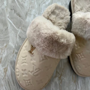 Tofflor - Beige/vita - Nyskick. Utan kvitto.