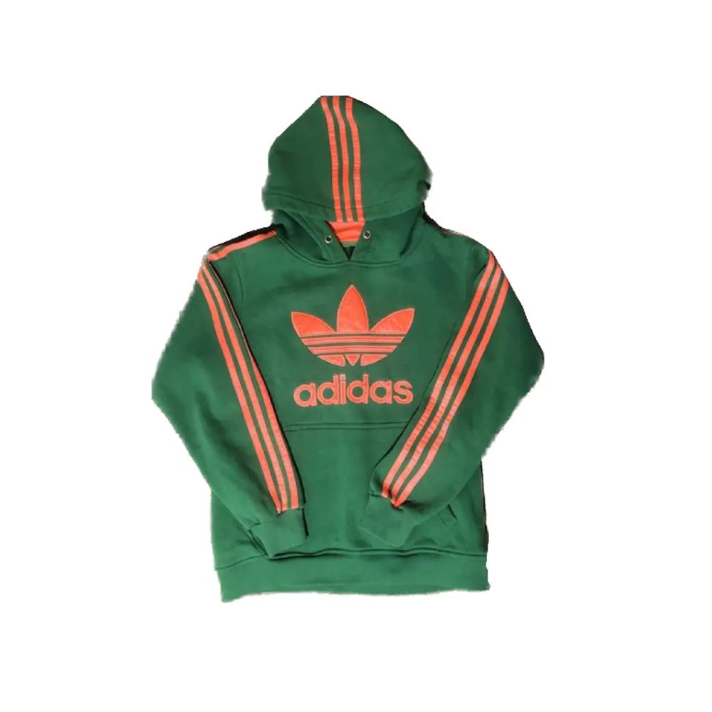 Vintage hoodie från Adidas💋 köpt på en vintage shop i Paris😍 insidan av luvan är i siden vilket är väldigt bra för håret 🤗 sitter jättebra, baggy men croppad ‼️ hör av er om ni har några frågor 💯. Hoodies.