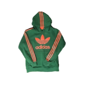 Vintage adidas hoodie - Vintage hoodie från Adidas💋 köpt på en vintage shop i Paris😍 insidan av luvan är i siden vilket är väldigt bra för håret 🤗 sitter jättebra, baggy men croppad ‼️ hör av er om ni har några frågor 💯