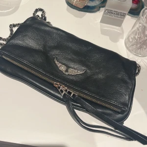 Zadig & Voltarie väska - Säljer min fina zadig då jag inte använder den längre! Säljer för så lågt pris pga skador osv men det syns ibte på långt håll❤️ skicka privat om ni vill ja fler bilder❤️