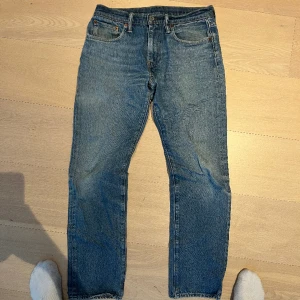 Levi’s jeans - Jeans ifrån Levis. Dem är i använd skick, börjar spricka mellan benen men går enkelt att sy ihop. Storlek W30 L30. 