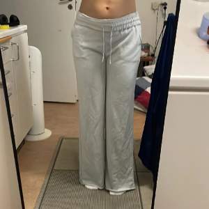 fint skick. Går att ha både low o high waisted