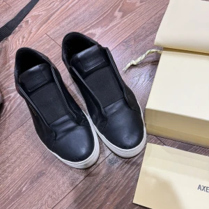 Arigato skor - Ett par snygga arigatos som inte kommer till andvändning, du får med box och allt. Storlek 39 men passar även 40, skriv för fler bilder💗