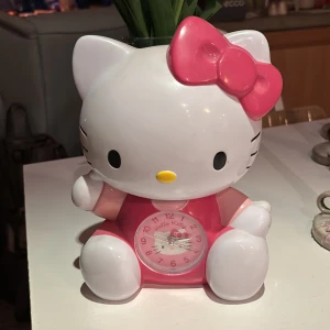 Hello Kitty väckarklocka - Väldigt fin väckarklocka Hello Kitty från Sanrio, ca 24 cm hög Funkar Retro från 2010