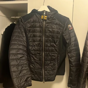Parajumper jacka xs  - Helt oanvänd har kvittot kvar från Johnells 1500kr Köptes för 3800kr 
