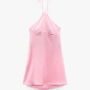 Rosa klänning - Världens finaste klänning köpt på zara i Italien 💘klänningen är halterneck och öppen i ryggen