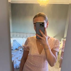 Blommig klänning - Rosa klänning från Zara med blommigt mönster. Den är i storlek S och med lappen kvar, därmed helt oanvänd! Skulle säga att den stämmer i storlek🤗 