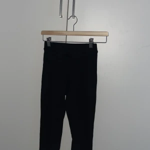 Svarta byxor - Svarta bootcut byxor mel lite uppklippt vid fötterna. Från zara kids och är i barnstorlek 13/14. Kontakta för flera bilder 💕