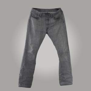Schyssta jeans i storleken W32 L33 (uppsydda, egentligen L34)! Skick: 8/10, märken vid vänstra hälen annars bra skick. Skriv för fler bilder eller vid funderingar 🤝