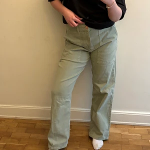 Zara byxor - Cargo jeans i en ljusgrön oliv färg. Så himla snygga och coola men har två byxor i liknande färg så därav säljs dessa!💚💚  Använda 1 gång