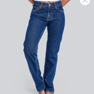 Mid waist jeans från bikbok som jag inte längre använder💞Skriv för fler frågor eller fler bilder