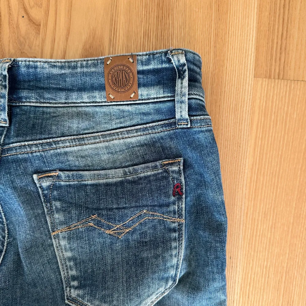 Knappt använda Replay jeans i storleken 23, skinny. Ordinarie pris 1800kr. Jeans & Byxor.