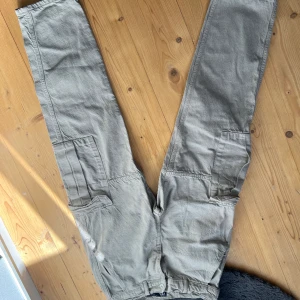 Cargo byxor  - Ett par extremt snygga cargo byxor från zara. Aldrig använda och i väldigt bra skick. Storlek 30/30 