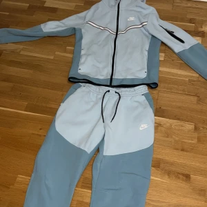 Nike tech fleece - Nike tech fleece använd sen 2022 sommar, köpte den ifrån nike store och jd sports. storleken är bra och skicket är sådär finns  fläckar på den som varken syns eller inte syns så bra. hoodien är size small och byxorna är size Medium