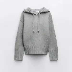 Säljer nu den här super fina och eftertraktade hoodien från Zara💋💋 Pris går att diskutera!!