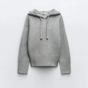 Stickad hoodie  - Säljer nu den här super fina och eftertraktade hoodien från Zara💋💋 Pris går att diskutera!!