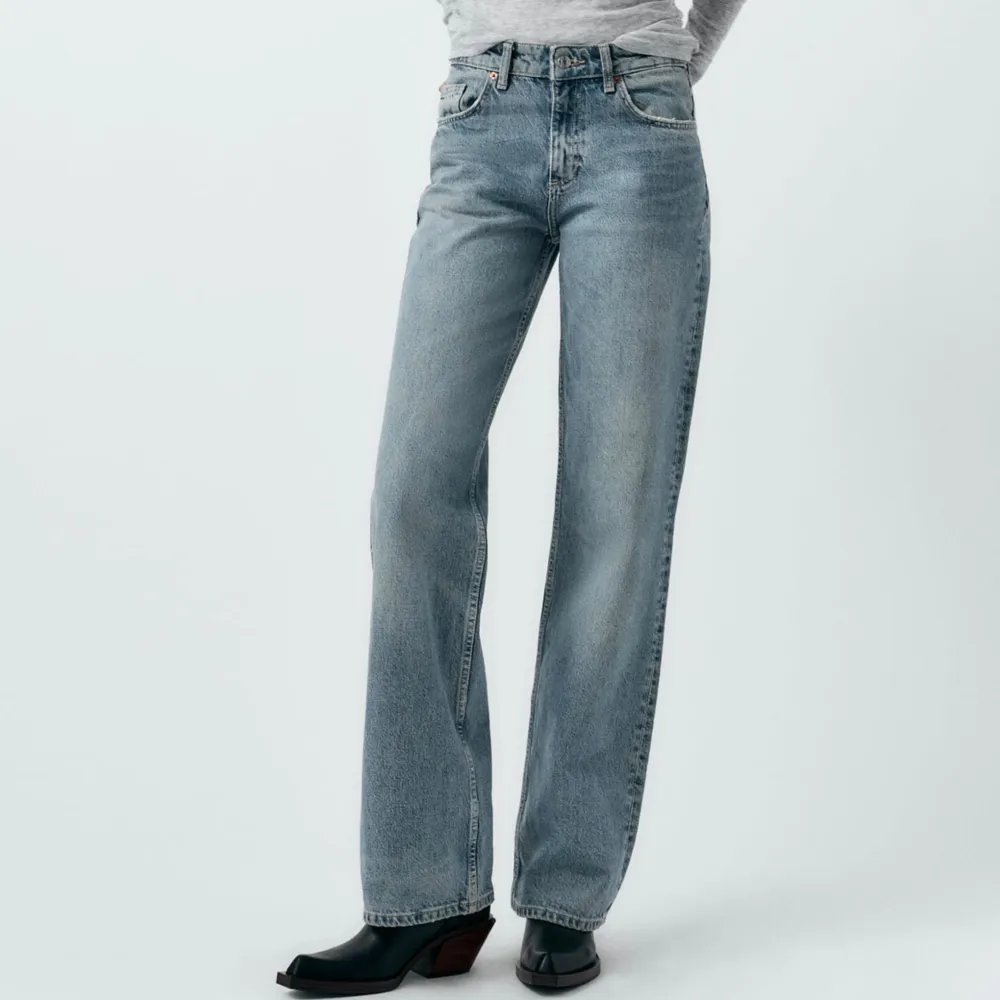 Säljer Zara jeans i väldigt fint skick. Modellen på jeansen heter jeans trf wide - leg medelhög midja - full lenght. Färg Marinblå, alltså inte samma färg som på sista bilden! . Jeans & Byxor.