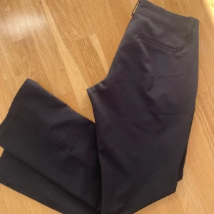 Kostymbyxor - Jättefina kostymbyxor, lågmidjade med slits!  Små i storleken, skulle säga att de är som 38!