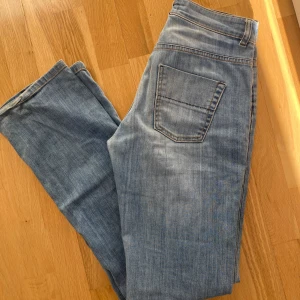 Ljusblå jeans - Jättefina jeans från filippa k! Knappast använda!