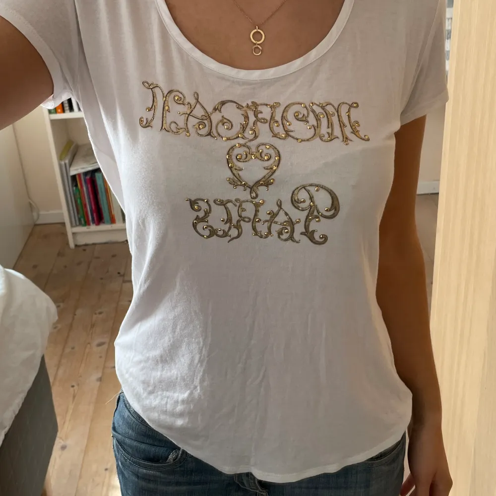 Vit tshirt med tryck ”Morgan Paris” från franska 2000-tals märket Morgan💗 sitter skitfint på💗. T-shirts.