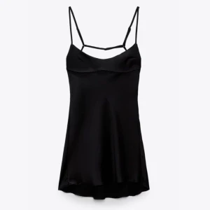 Zara klänning  - Jättefin klänning ifrån Zara som inte sälje längre. Använd en gång så är i mycket fint skick! (Boleron på 2a bilden ingår inte) 