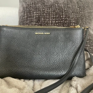 michael kors väska👜 - svart👜 ser ut som ny (inga defekter).  mycket plats för förvaring. band strl går att justera. för mer bilder eller information meddela💞.  pris kan diskuteras💤 kunden står för frakt, jag står ej för postens slarv.