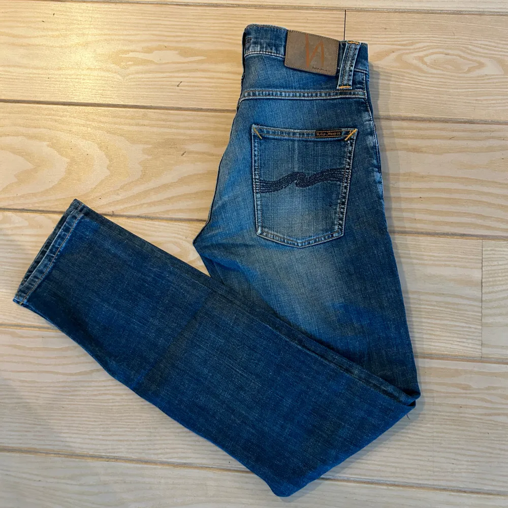 Jätte jättefina Nudie jeans ✨ som tyvärr inte används. Låg midjade med raka/slim passform. Superfint skick obetydligt använd 💞🌟 Fråga vid funderingar 🛍️🎀💖. Jeans & Byxor.