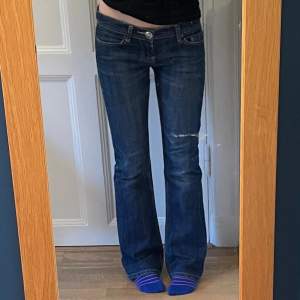 Sjukt snygga lågmidjade utsvängda jeans!💓 Midjemått= 39 cm Innerbenslängd= 80 cm