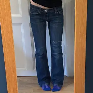 Sjukt snygga lågmidjade utsvängda jeans!💓 Midjemått= 39 cm Innerbenslängd= 80 cm