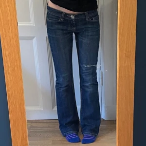 Lågmidjade utsvängda jeans! - Sjukt snygga lågmidjade utsvängda jeans!💓 Midjemått= 39 cm Innerbenslängd= 80 cm