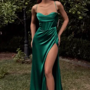 Balklänning  - Säljer min balklänning jag använt endast en gång! (är 164cm och den går precis till fötterna) är storlek s men skulle säga att den passar M också var gravid i den klänningen och den satt väldigt bra, öppen rygg med snörning och dragkedja vid höften! 